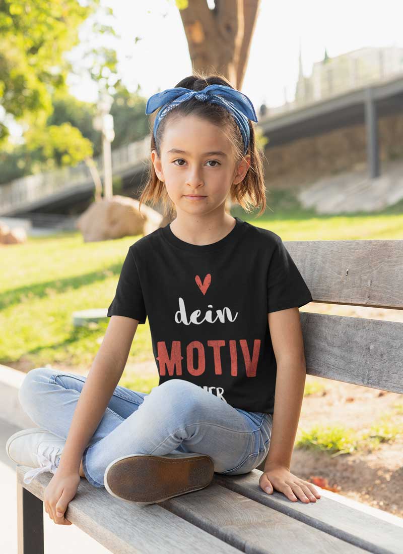 Mädchen trägt schwarzes T-Shirt zum personalisieren TeeFarm Schweiz